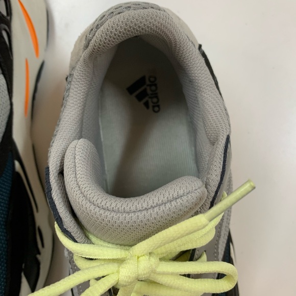 Yezzy 700 Wave Runners - Picture 5 of 9